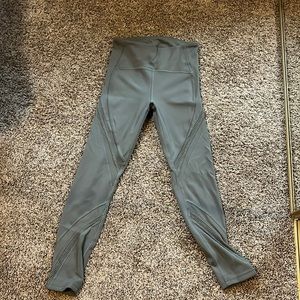 Womens Lululemon 3/4 leggings with mesh